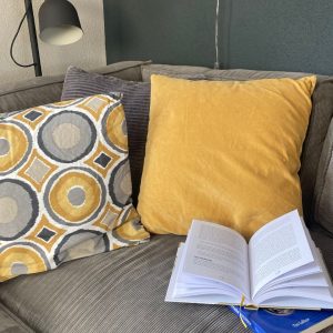 Op de bank een boekje lezen